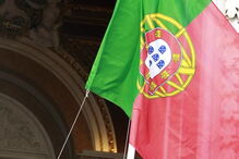 Bandeira de Portugal hasteada ao contrário no dia 5 de outubro de 2012