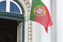 Bandeira de Portugal hasteada ao contrário no dia 5 de outubro de 2012