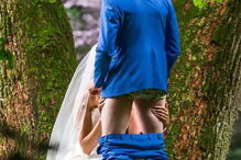 Imagem mostra noiva a fazer sexo oral ao noivo