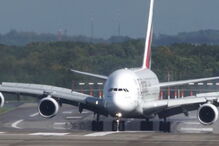 Avião da Emirates desliza na pista
