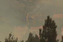 Aldeia de Teixeira, Arganil. cercada pelo fogo
