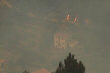 Aldeia de Teixeira, Arganil. cercada pelo fogo