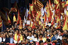 Milhares saíram à rua em Barcelona para apoiar permanência em Espanha