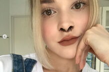 Bloggers de moda e gurus de beleza aderem à moda das extensões de pêlos do nariz