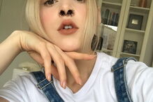 Bloggers de moda e gurus de beleza aderem à moda das extensões de pêlos do nariz