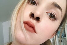 Bloggers de moda e gurus de beleza aderem à moda das extensões de pêlos do nariz