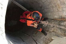 Bombeiros salvam cão de um poço