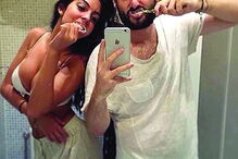 Georgina num momento divertido com um amigo