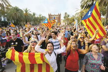 Milhares de catalães marcharam pelas ruas de Barcelona para apoiar a declaração de independência