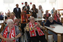 Rui Vitória, treinador do Benfica, visitou ontem o Centro Social Sagrada Família, na Buraca 