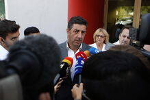 Rui Vitória, treinador do Benfica, visitou ontem o Centro Social Sagrada Família, na Buraca 