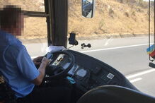 Condutor filmado a mandar mensagens enquanto conduz autocarro com turistas no Algarve