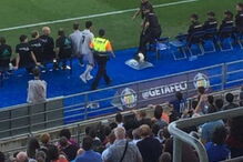 'Sósia' de Cristiano Ronaldo invade campo e acaba detido