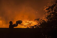 2017-10-16_09_45.46 Popular combate o incêndio no Pinhal de Leiria, na Marinha Grande - lusa.jpg