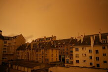 Fumo dos incêndios de Portugal e Espanha pintou de laranja o céu de Caen, em França