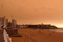 Fumo dos incêndios de Portugal e Espanha pintou de laranja o céu de Gijon, no norte de Espanha