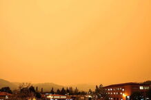 Fumo dos incêndios de Portugal e Espanha pintou de laranja o céu de Grau, no norte de Espanha