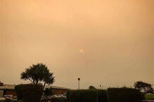 Fumo dos incêndios de Portugal e Espanha pintou de laranja o céu de Gurnesey, no Reino Unido