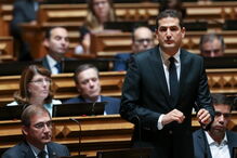 Hugo Soares, líder parlamentar do PSD, em debate no Parlamento