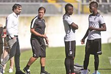 Pedro Martins (centro) diz que a equipa vai fazer um grande jogo 