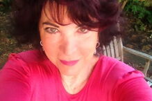 Stella garante que a aplicação de urina é responsável pela saúde da sua pele