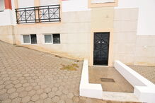 Cave fica situada no prédio no lote 144 da rua Timor Lorosae, em Lagos 