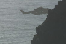  Helicóptero Merlin da Força Aérea em operação de resgate em Aljezur