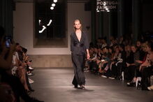 Decotes pronunciados foram uma constante nos desfiles de ontem do Portugal Fashion