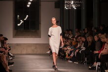 Decotes pronunciados foram uma constante nos desfiles de ontem do Portugal Fashion