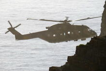 Pescadores que se conseguiram agarrar a uma rocha foram resgatados por helicóptero da Força Aérea 