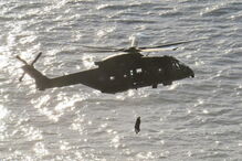 Pescadores que se conseguiram agarrar a uma rocha foram resgatados por helicóptero da Força Aérea 