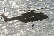 Pescadores que se conseguiram agarrar a uma rocha foram resgatados por helicóptero da Força Aérea 