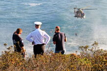 Pescadores que se conseguiram agarrar a uma rocha foram resgatados por helicóptero da Força Aérea 