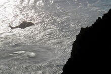 Pescadores que se conseguiram agarrar a uma rocha foram resgatados por helicóptero da Força Aérea 