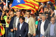 Milhares saíram à rua para protestar contra suspensão da autonomia da Catalunha