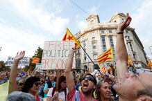 Milhares saíram à rua para protestar contra suspensão da autonomia da Catalunha