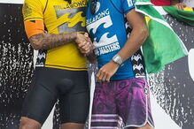 Surfistas Gabriel Medina e Julian Wilson