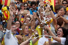 Milhares de pessoas festejaram na rua a declaração de independência da Catalunha