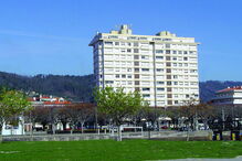 Prédio Coutinho tem 13 andares, fica no centro da cidade e deverá ser substituído por um mercado municipal