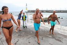 O Presidente da República, Marcelo Rebelo de Sousa acompanhado por populares toma banho no mar em Ponta Delgada na Ilha de São Miguel nos Açores