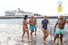 O Presidente da República, Marcelo Rebelo de Sousa acompanhado por populares toma banho no mar em Ponta Delgada na Ilha de São Miguel nos Açores