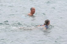 O Presidente da República, Marcelo Rebelo de Sousa acompanhado por populares toma banho no mar em Ponta Delgada na Ilha de São Miguel nos Açores
