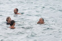 O Presidente da República, Marcelo Rebelo de Sousa acompanhado por populares toma banho no mar em Ponta Delgada na Ilha de São Miguel nos Açores