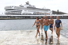 O Presidente da República, Marcelo Rebelo de Sousa acompanhado por populares toma banho no mar em Ponta Delgada na Ilha de São Miguel nos Açores