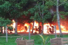 Garimpeiros invadem e incendeiam locais
