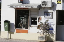 Ladrões destruíram caixa ATM da Junta de Freguesia de São Francisco, Alcochete, e depois atacaram em Abrantes