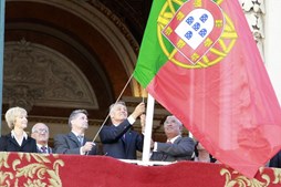 Bandeira de Portugal hasteada ao contrário no dia 5 de outubro de 2012