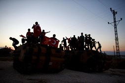 Exército turco ocupa posições na Síria