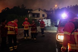Bombeiros combatem incêndio em Valença, concelho de Viana do Castelo
