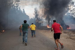 Populares correm durante o incêndio que lavra em Alcabideque , Condeixa-a-Nova